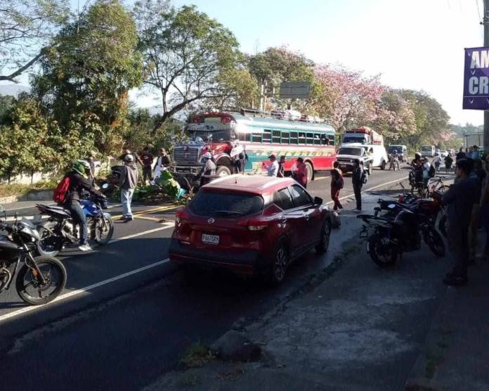 La manifestación de los vecinos y usuarios es por el alza al precio del pasaje en el servicio de transporte extraurbano. Foto La Hora: Prensa Digital