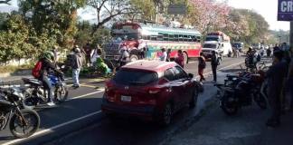 La manifestación de los vecinos y usuarios es por el alza al precio del pasaje en el servicio de transporte extraurbano. Foto La Hora: Prensa Digital
