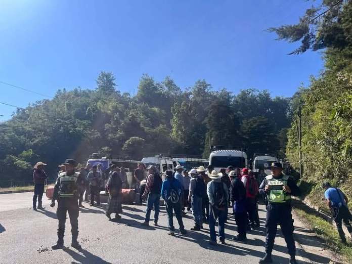 La circulación vial en el cruce a San Julián, Tactic, Alta Verapaz, se ha interrumpido por la manifestación. Foto La Hora: Nelson Yalibat