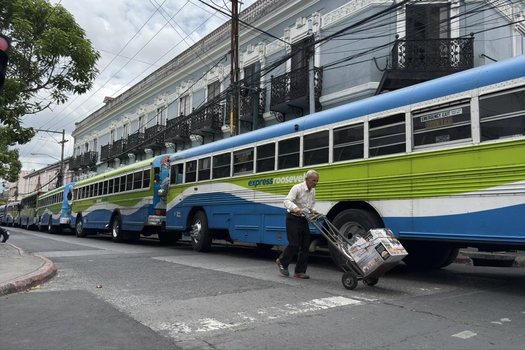 Los transportistas han bloqueado el paso en los alrededores del Congreso de la República. Foto La Hora: José Orozco