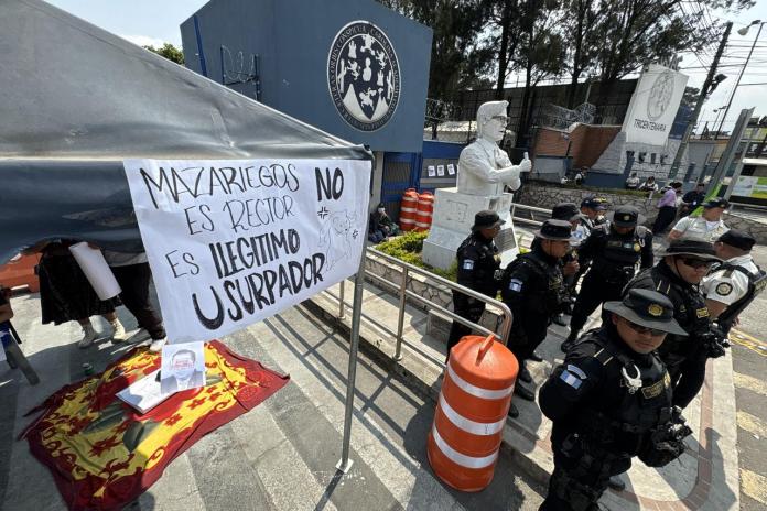 En uno de los ingresos a la Usac se ha colocado carteles en rechazo a la reelección de Walter Mazariegos. Foto La Hora: José Orozco