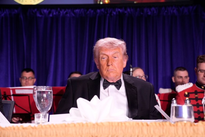 El presidente de EE. UU., Donald Trump, participa en la Cena de la Asociación de Corresponsales de la Casa Blanca. Foto La Hora: EFE