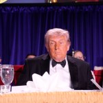 El presidente de EE. UU., Donald Trump, participa en la Cena de la Asociación de Corresponsales de la Casa Blanca. Foto La Hora: EFE