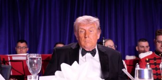 El presidente de EE. UU., Donald Trump, participa en la Cena de la Asociación de Corresponsales de la Casa Blanca. Foto La Hora: EFE