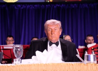El presidente de EE. UU., Donald Trump, participa en la Cena de la Asociación de Corresponsales de la Casa Blanca. Foto La Hora: EFE