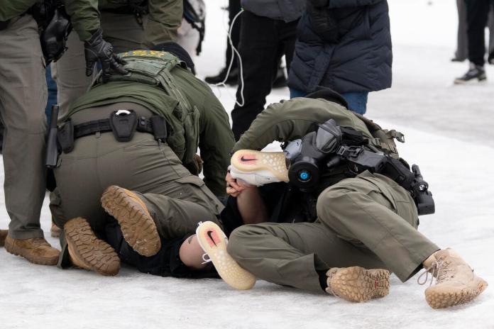 ICE arresta a la esposa de militar estadounidense pocos días después de casarse