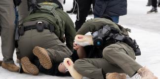 ICE arresta a la esposa de militar estadounidense pocos días después de casarse