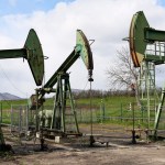 Los futuros del petróleo de Texas superan USD 104 ante el bloqueo de EE.UU. a Ormuz.