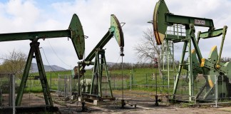 Los futuros del petróleo de Texas superan USD 104 ante el bloqueo de EE.UU. a Ormuz.