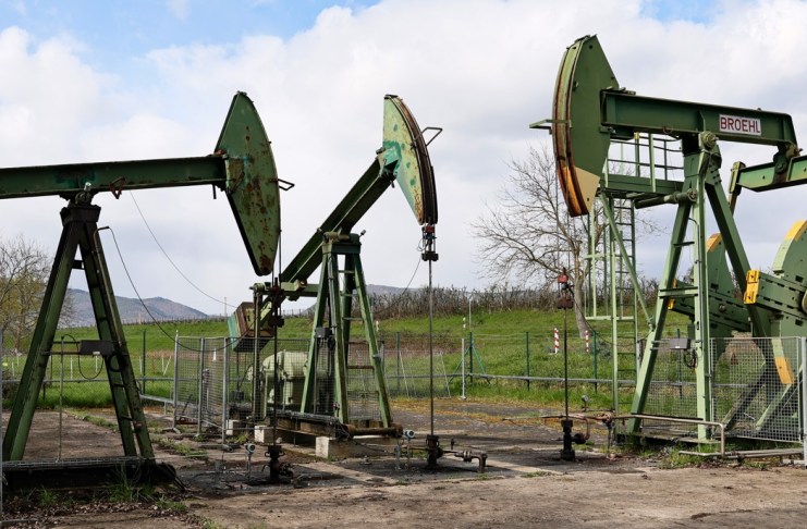 Los futuros del petróleo de Texas superan USD 104 ante el bloqueo de EE.UU. a Ormuz.