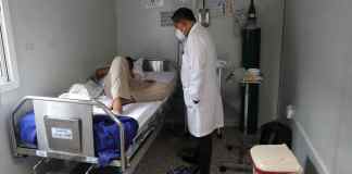 Un paciente es atendido tras ser diagnosticado con la viruela del mono. Imagen de archivo. Foto La Hora: EFE