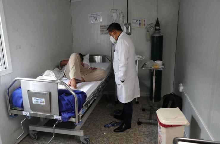 Un paciente es atendido tras ser diagnosticado con la viruela del mono. Imagen de archivo. Foto La Hora: EFE