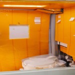 Captura de vídeo cedido por la NASA que muestra el retrete a bordo de la cápsula Orión de la misión lunar Artemis II. Foto La Hora: EFE/ NASA