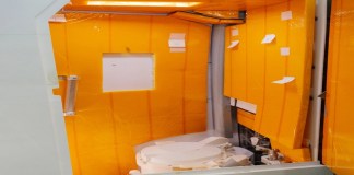 Captura de vídeo cedido por la NASA que muestra el retrete a bordo de la cápsula Orión de la misión lunar Artemis II. Foto La Hora: EFE/ NASA