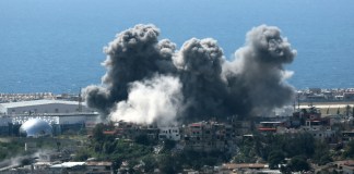 Se observa humo tras un ataque aéreo israelí contra los suburbios del sur de Beirut, Dahiyeh, Líbano, el 8 de abril de 2026, tras el anuncio del alto al fuego, en el cual Israel se excusó diciendo que no se incluye a Líbano. Foto La Hora: EFE