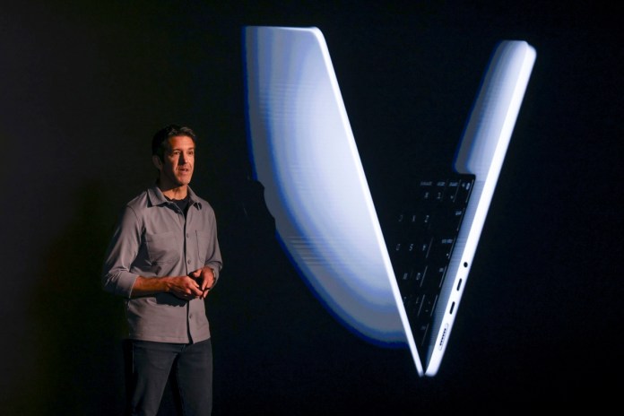 Archivo del vicepresidente sénior de Ingeniería de Hardware, John Ternus, quien será el nuevo CEO de Apple. Foto La Hora: EFE