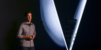 Archivo del vicepresidente sénior de Ingeniería de Hardware, John Ternus, quien será el nuevo CEO de Apple. Foto La Hora: EFE