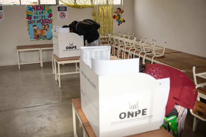 Fujimori consolida su primer lugar cuando se ha escrutado el 60 % de los votos en Perú Personas votan en el colegio Señor de los Milagros este lunes en el distrito de Lurín (Perú). Foto La Hora: EFE