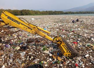 En solo dos días, lluvias arrastran 200 camionadas de basura hacia el Lago de Amatitlán El lago de Amatitlán recibió más de 200 camionadas de residuos derivado de la tormenta del pasado miércoles, según AMSA.
