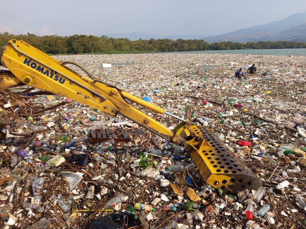 El lago de Amatitlán recibió más de 200 camionadas de residuos derivado de la tormenta del pasado miércoles, según AMSA.