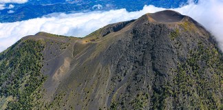 CONAP advierte riesgos y presenta recomendaciones para visitantes del volcán Acatenango.