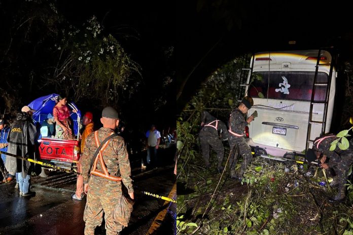 Accidente de microbús en ruta a Chisec deja un fallecido y 15 heridos en Alta Verapaz.
