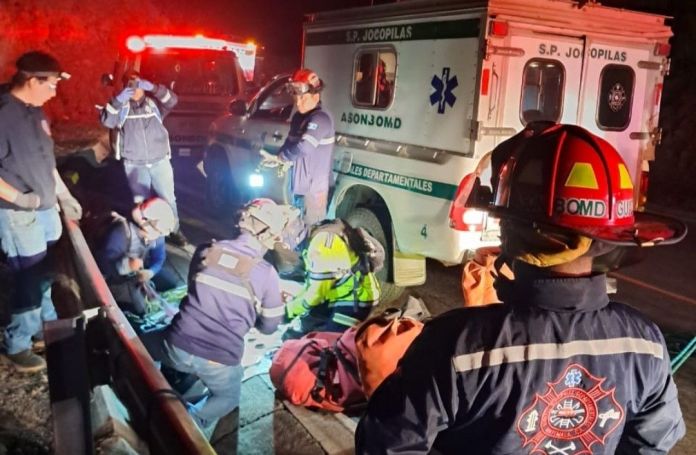 Accidente TEcpan El percance ocurrió la madrugada de este viernes 17 de abril entre la ruta de Tecpán Guatemala hacia Quiché. Foto La Hora: Asonbomd