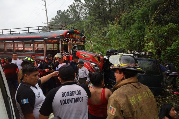 Accidente en Palin-Escuintla que dejó un saldo de un fallecido, y una cifra de 13 personas heridas. Foto La Hora: Bomberos Voluntarios