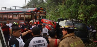 Accidente en Palin-Escuintla que dejó un saldo de un fallecido, y una cifra de 13 personas heridas. Foto La Hora: Bomberos Voluntarios