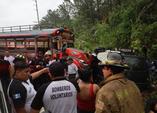 Accidente en Palin-Escuintla que dejó un saldo de un fallecido, y una cifra de 13 personas heridas. Foto La Hora: Bomberos Voluntarios