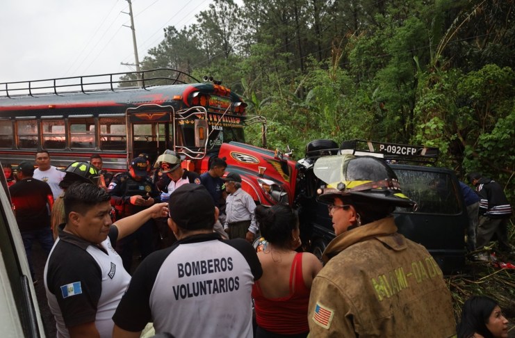 Accidente en Palin-Escuintla que dejó un saldo de un fallecido, y una cifra de 13 personas heridas. Foto La Hora: Bomberos Voluntarios