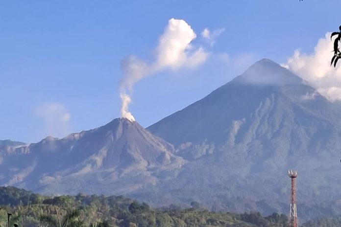 Explosiones y columnas de ceniza del volcán Santiaguito. Foto La Hora: Conred