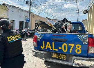 Adolescentes remitidos por presuntamente robar una motocicleta. Foto La Hora: PNC
