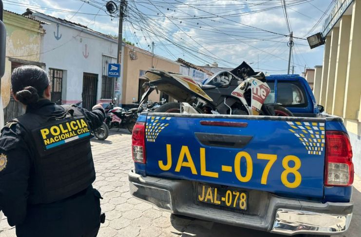 Adolescentes remitidos por presuntamente robar una motocicleta. Foto La Hora: PNC