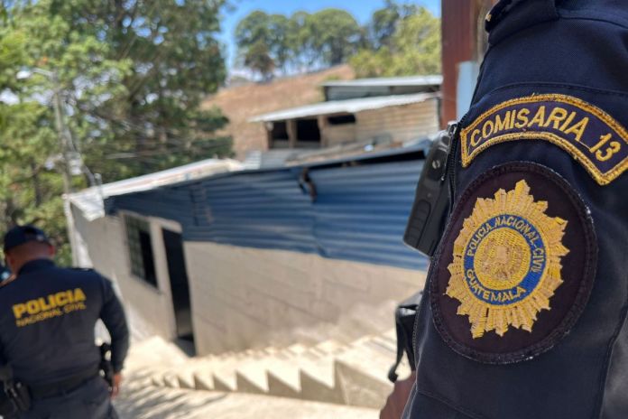 Agentes de la PNC durante allanamientos en donde dos menores fueron remitidos por ser vinculados a ataques armados. Foto La Hora: PNC