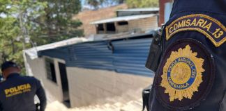 Agentes de la PNC durante allanamientos en donde dos menores fueron remitidos por ser vinculados a ataques armados. Foto La Hora: PNC