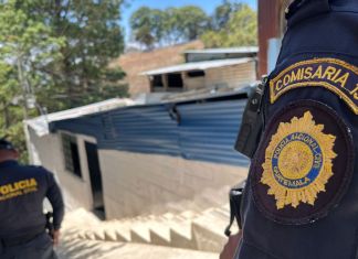 Agentes de la PNC durante allanamientos en donde dos menores fueron remitidos por ser vinculados a ataques armados. Foto La Hora: PNC