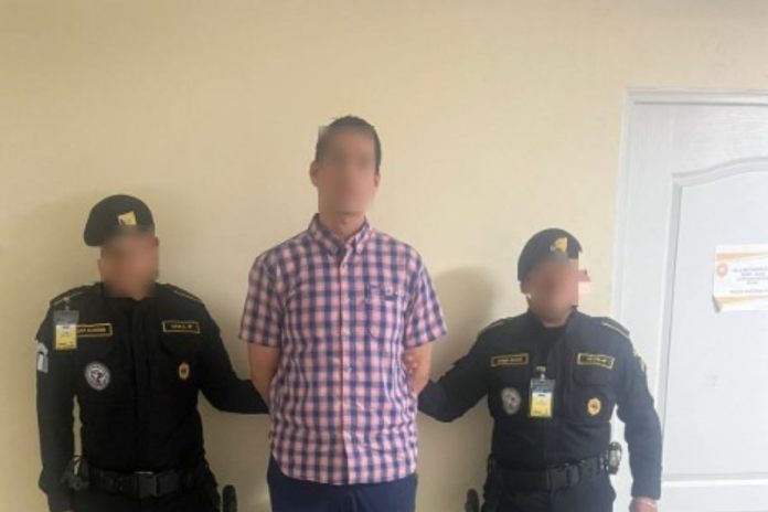 Hombre es capturado en Aeropuerto La Aurora por orden de arresto por violencia contra la mujer.