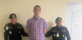 Hombre es capturado en Aeropuerto La Aurora por orden de arresto por violencia contra la mujer.