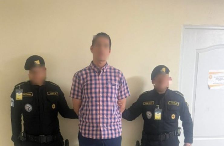 Hombre es capturado en Aeropuerto La Aurora por orden de arresto por violencia contra la mujer.