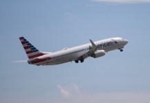 Los neumáticos de un avión explotan al aterrizar en Chicago, EE. UU. Líneas aéreas estadounidenses se ven impactadas por el precio del queroseno. Foto: La Hora: EFE