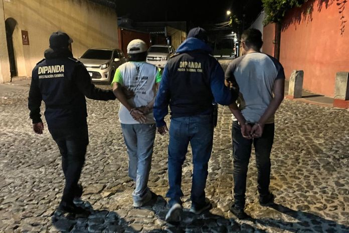 Tío y sobrino capturados por cobrar hasta Q75 mil por falsas encomiendas de EE. UU. Foto La Hora: PNC.