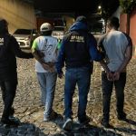 Tío y sobrino capturados por cobrar hasta Q75 mil por falsas encomiendas de EE. UU. Foto La Hora: PNC.