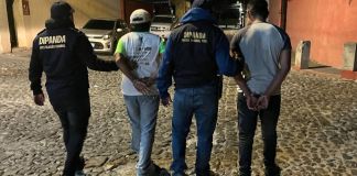 Tío y sobrino capturados por cobrar hasta Q75 mil por falsas encomiendas de EE. UU. Foto La Hora: PNC.