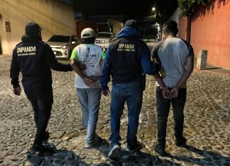 Tío y sobrino capturados por cobrar hasta Q75 mil por falsas encomiendas de EE. UU. Foto La Hora: PNC.