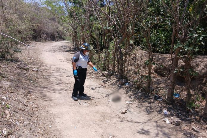 Hallazgo de una cabeza y otros restos humanos en un basurero clandestino. Foto La Hora: CVB.