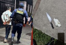 Hombre detenido por acuchillar a su padre para presuntamente ser miembro del Barrio 18. Foto La Hora: PNC.