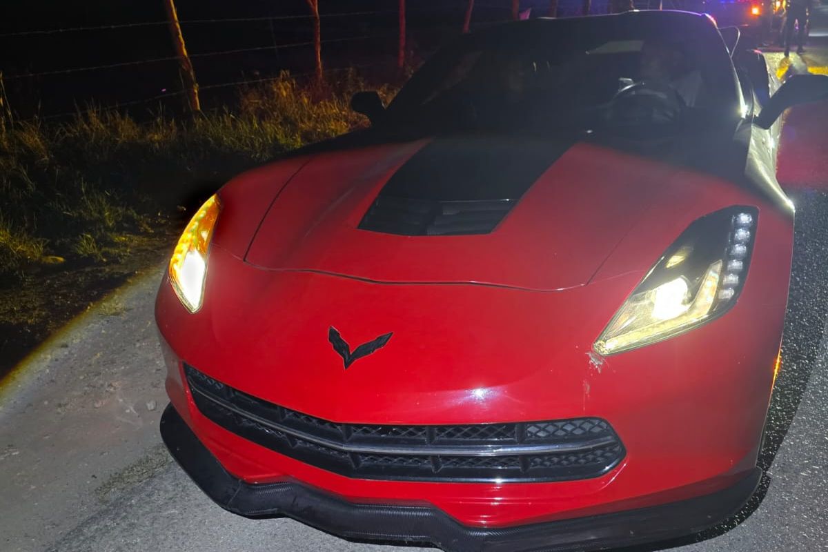 El vehículo de lujo que fue sancionado por portar las placas en lugares no autorizados