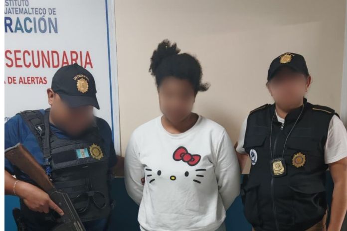 Mujer acusada de secuestro que se ocultaba en México fue entregada a la PNC. Foto La Hora: PNC.