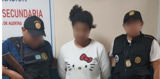 Mujer acusada de secuestro que se ocultaba en México fue entregada a la PNC. Foto La Hora: PNC.